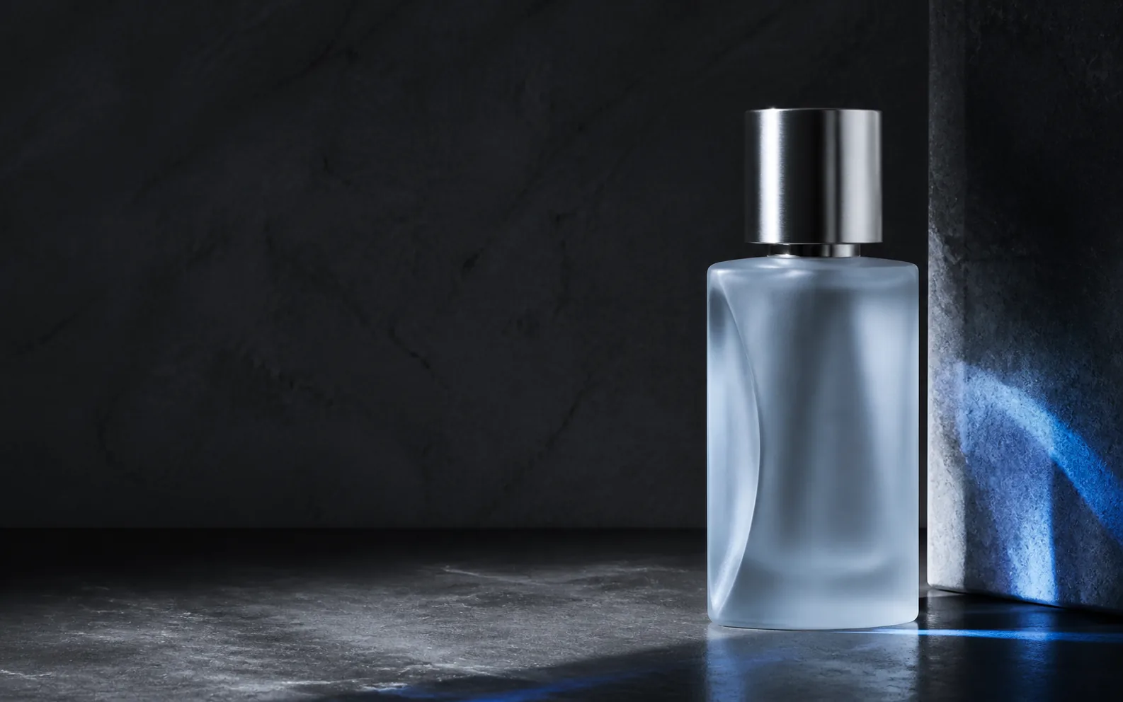 Frasco de Néroli 01 sobre una superficie mineral azul grisácea